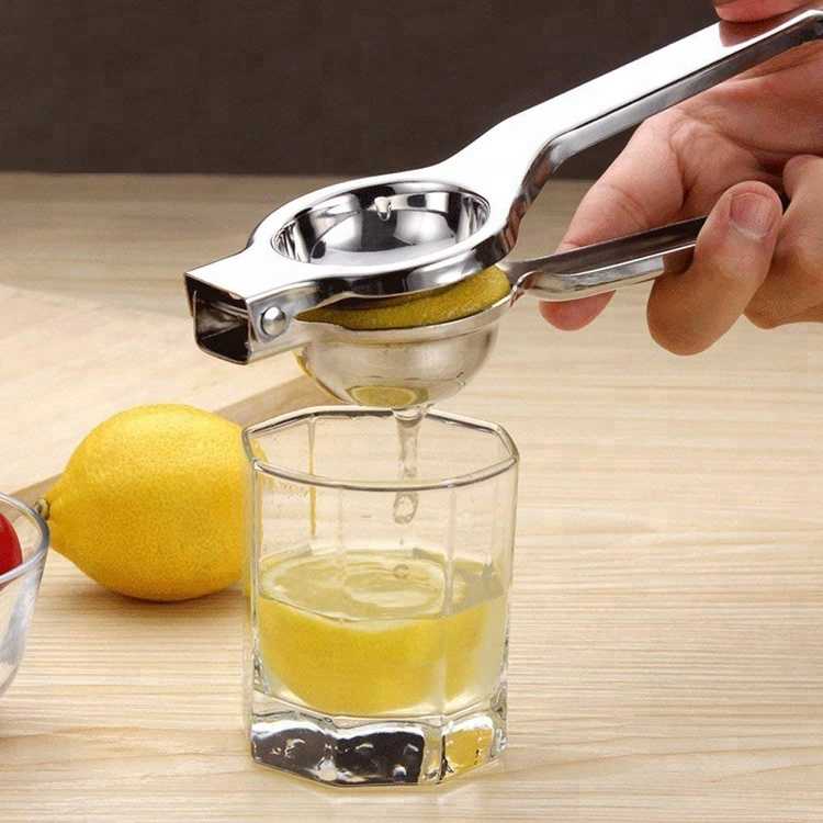 Он может варьироваться по размеру лимона и времени года Средний лимон даст 2-3 столовые ложки сока,