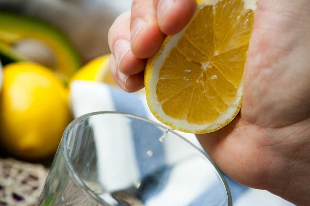 Как выжать лимон без соковыжималки | 6 способов