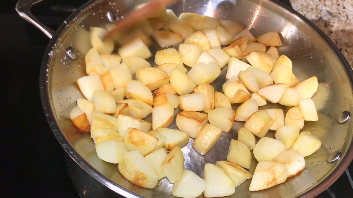 Как жарить лук на сковороде: с маслом и без, вкусные рецепты