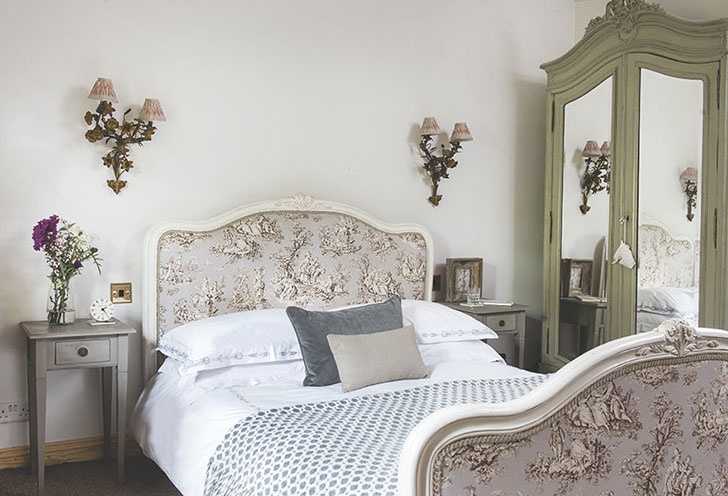 Французская кровать, особенности изделий, используемые материалы