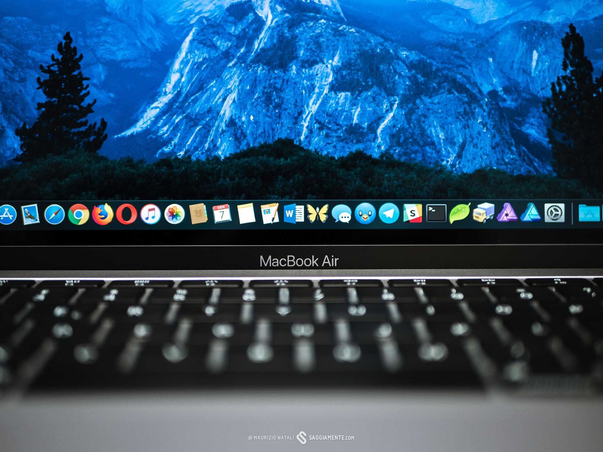 Apple рассказала, почему не стоит заклеивать камеру macbook